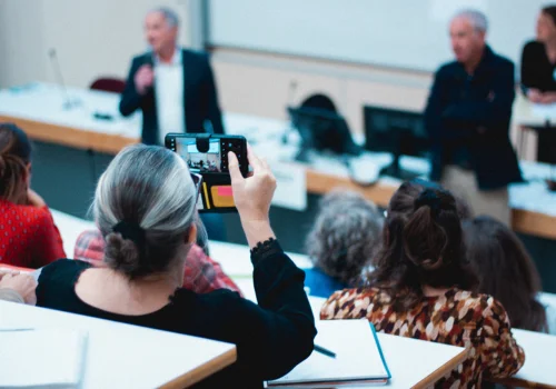 Personne prenant en photo l'ouverture de la première matinée de la sobriété et de la coopération